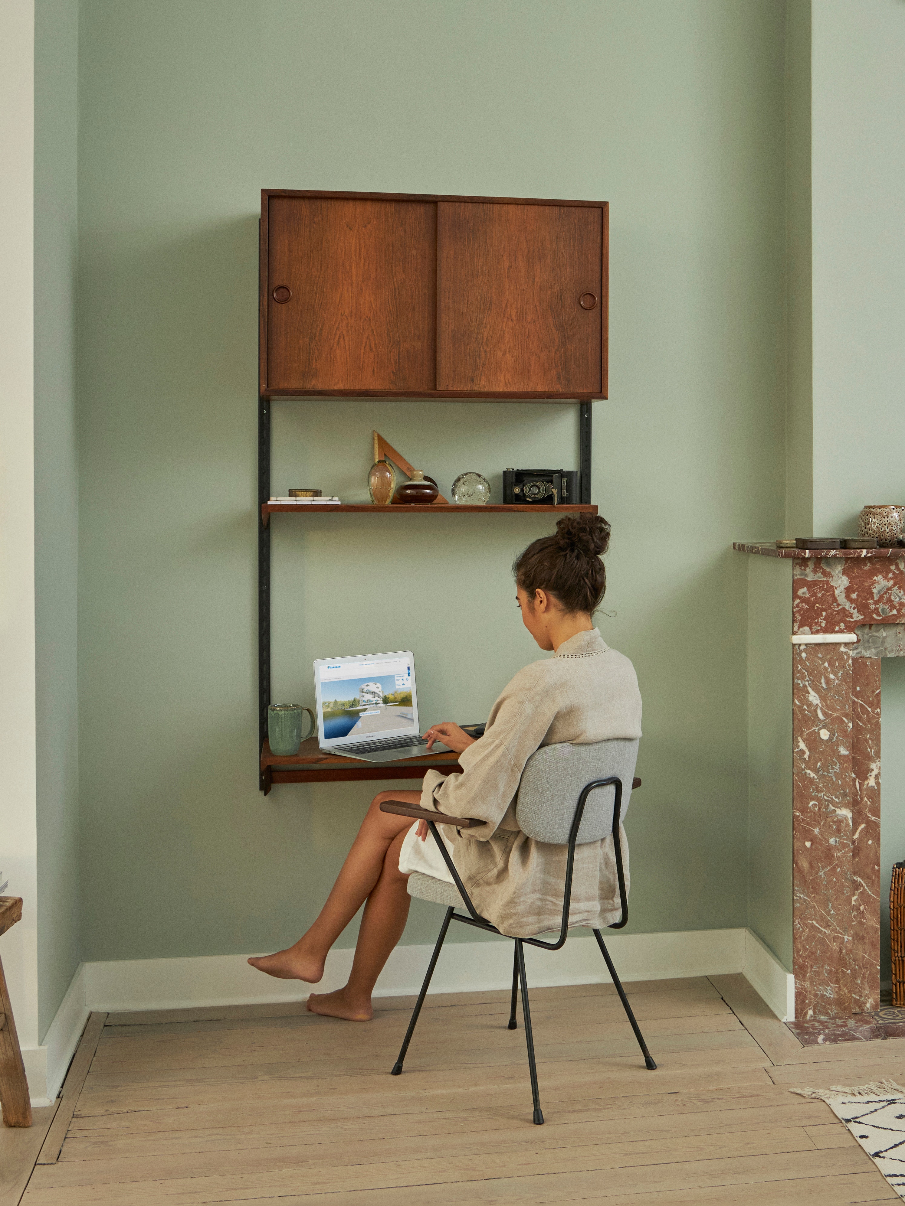 En kvinde arbejder ved sit skrivebord.