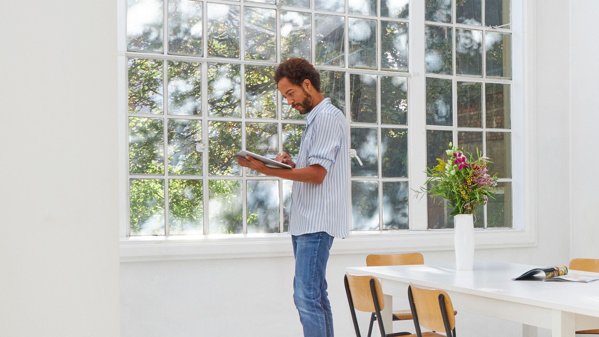 En mand kigger på Daikin varmepumper som erstatning for hans eksisterende varmesystem.