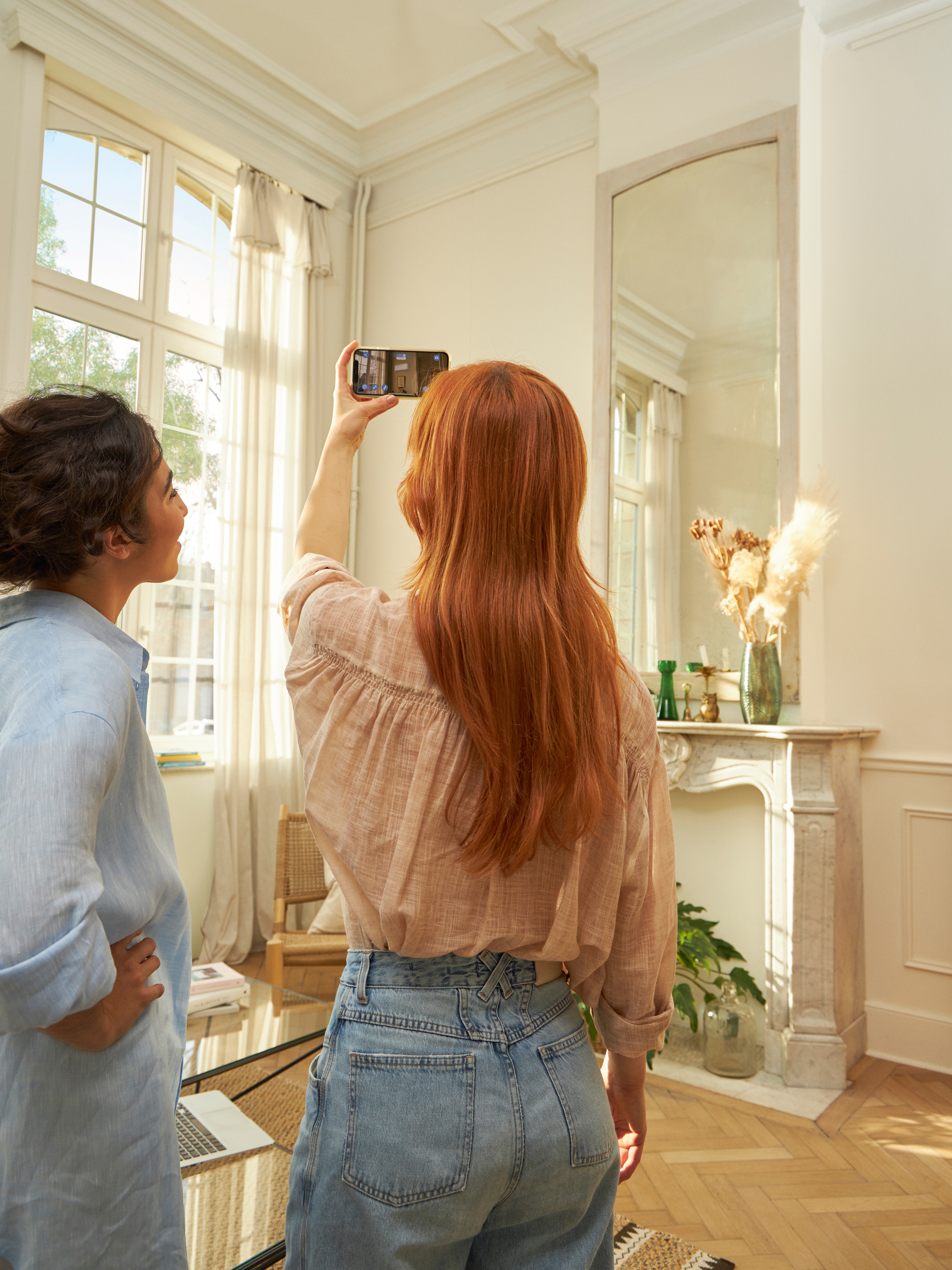 En kvinde tager et billede med sin telefon.