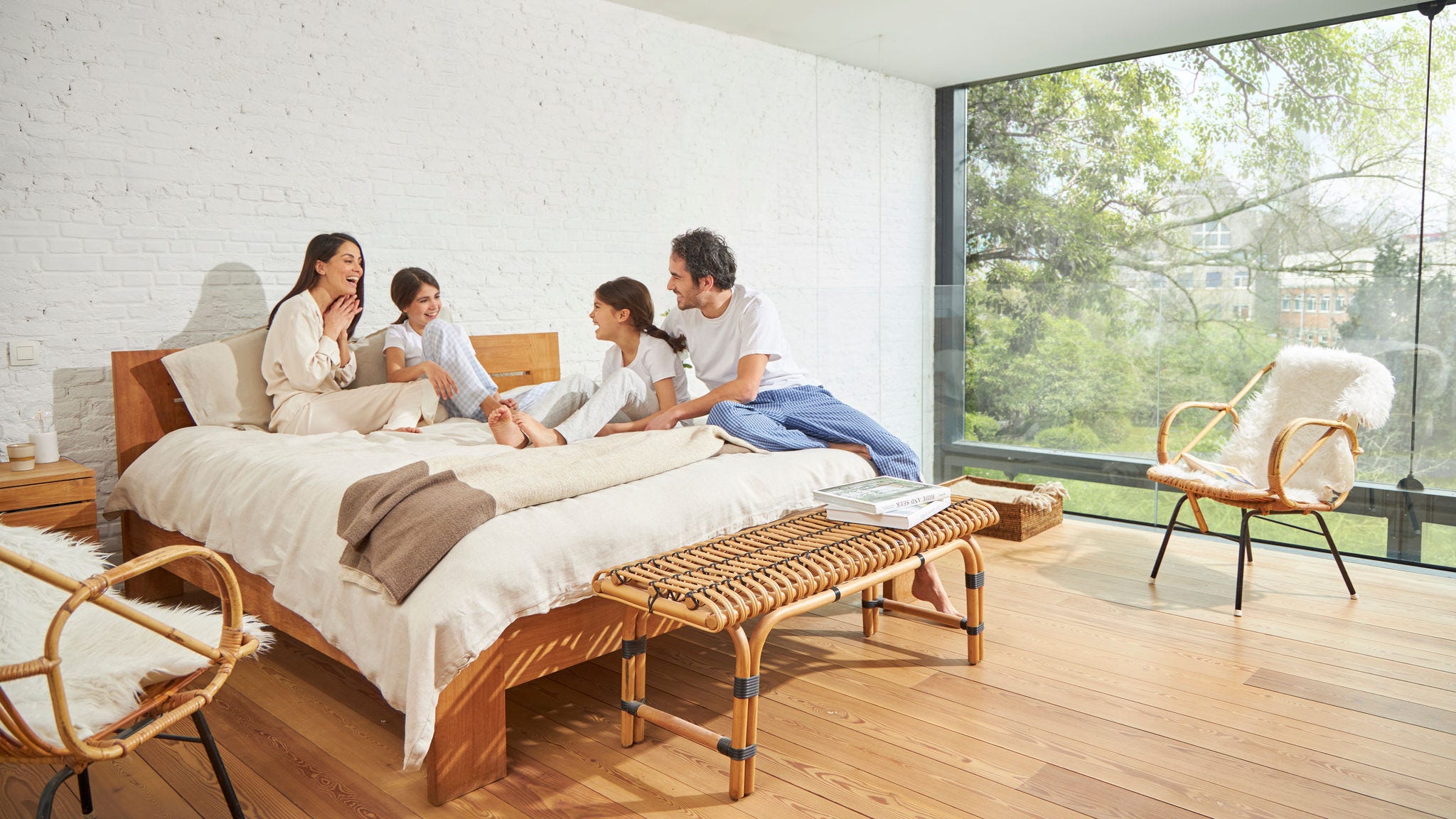 En familie på fire nyder den friske luft i deres stue takket være ventilation.